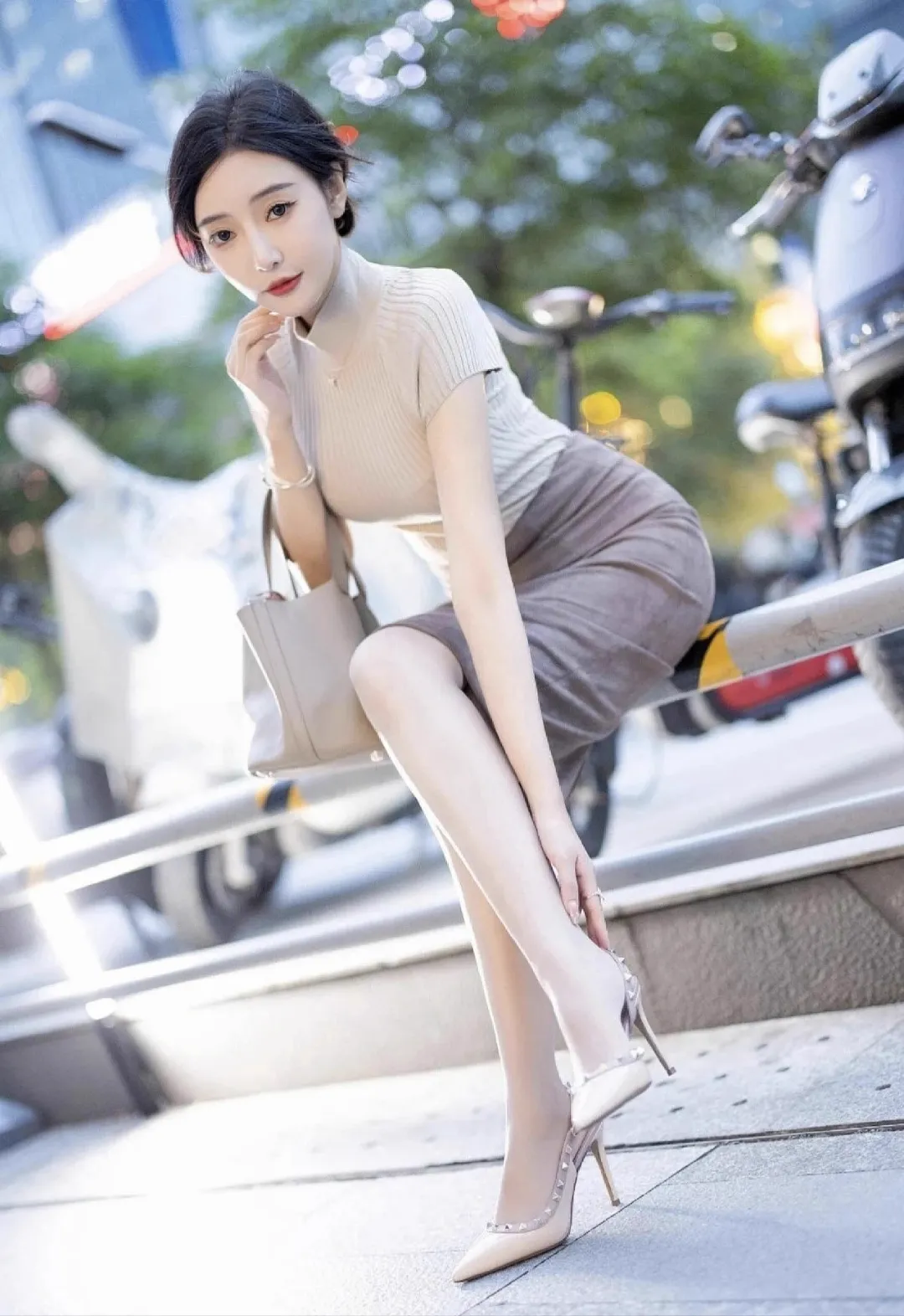 调教冷艳高贵的美母教师