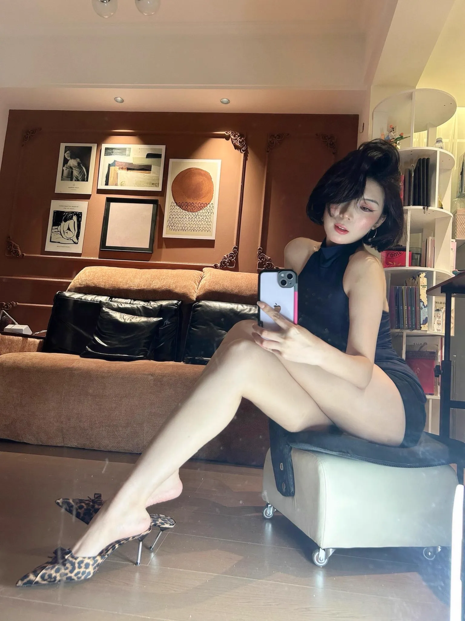 我的母狗老师，让我当着她丈夫和儿子的面调教她