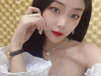 刚刚毕业的职高女技师一喝酒就流水